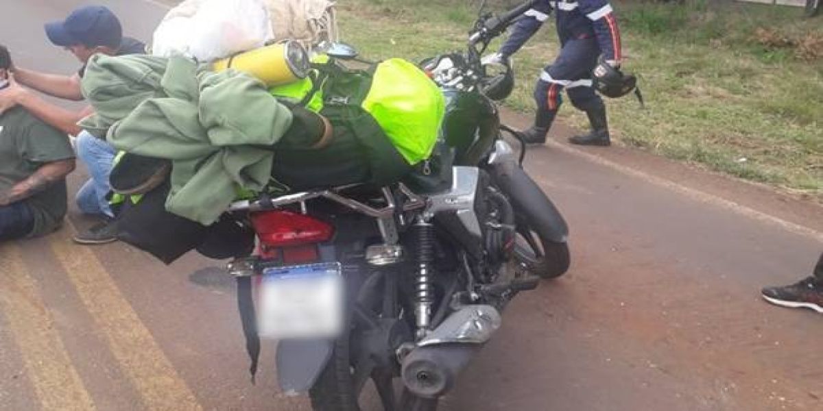 Casal fica ferido após colidir moto em caminhão na PR-566, em Itapejara do Oeste
