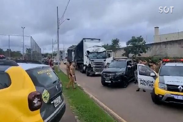 Imagem referente a notícia: Caminhoneiro é preso após causar mais de 10 acidentes e deixar rastro de destruição;  Veja vídeos