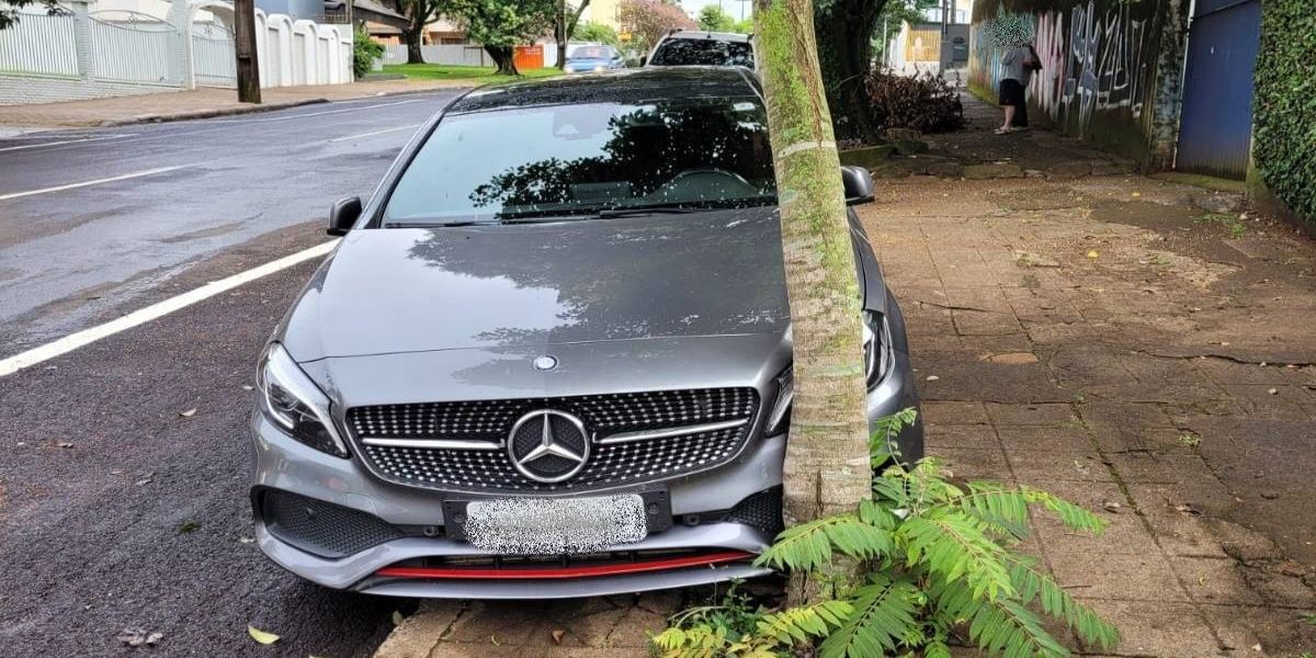 Condutor com CNH suspensa é localizado desacordado dentro de carro após colidir contra árvore