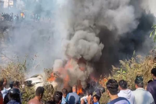 Indiano transmite ao vivo de dentro do avião acidente aéreo que matou 68 pessoas no Nepal