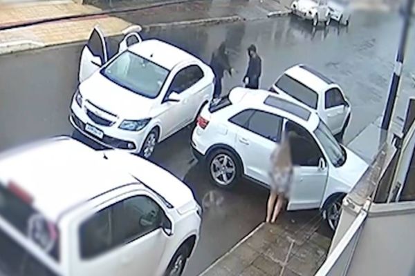 Paranaense é executado a mais de 20 tiros dentro de SUV de luxo ao chegar em casa