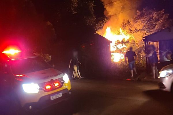 Imagem referente a notícia: Residência de madeira é totalmente destruída por incêndio na Vila Unida em Corbélia