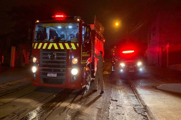 Imagem referente a notícia: Residência fica parcialmente destruída após incêndio no Bairro São Cristóvão
