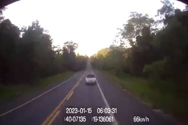 Imagem referente a notícia: Vídeo mostra momento da colisão entre carreta e carro que matou pais e 4 filhos na BR-101
