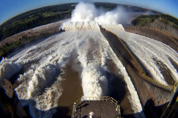 Com aumento das chuvas, usinas hidrelétricas abrem as comportas