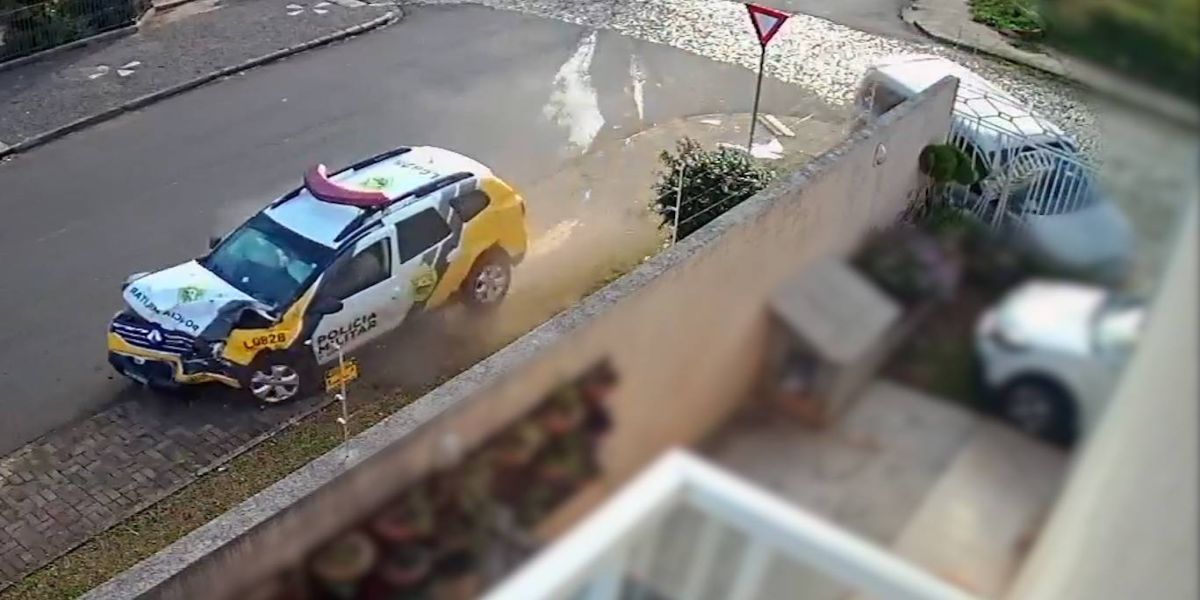 Viatura da PM fica destruída após forte colisão nos Campos Gerais do Paraná; veja vídeo