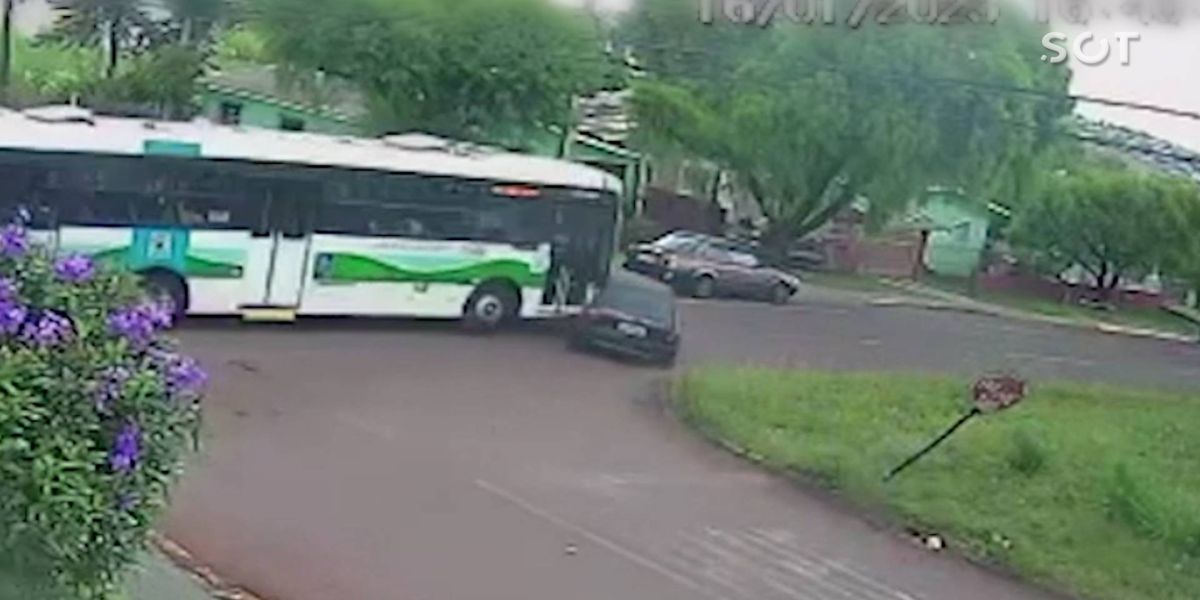 Ônibus arrasta Corsa após forte colisão de trânsito no Bairro Coqueiral