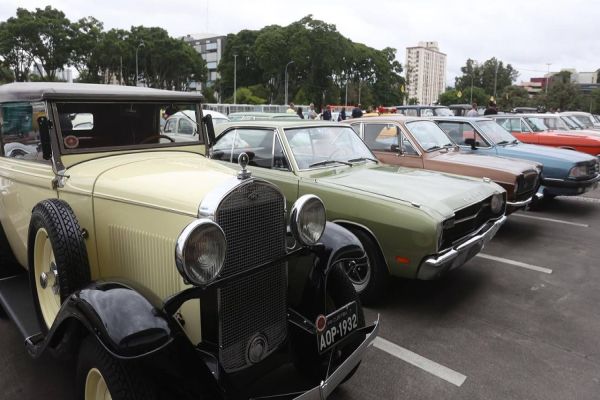 Comemoração de um ano da placa preta no Paraná reúne mais de 100 veículos antigos