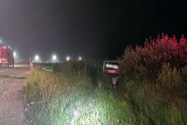 Ônibus com 14 pessoas cai em barranco após colisão frontal na BR-277; O motorista do ônibus morreu