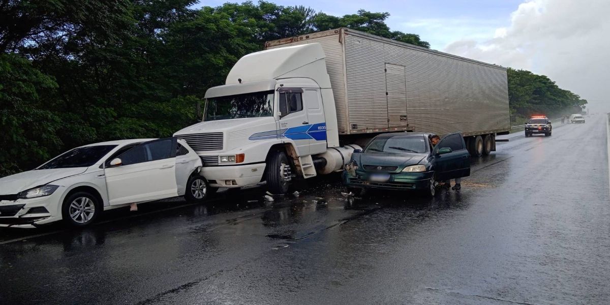 Forte colisão de trânsito entre dois carros e um caminhão é registrada na BR-376