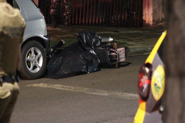 Imagem referente a notícia: Dois jovens morrem após serem alvejados por vários disparos de arma de fogo no Bairro Morumbi