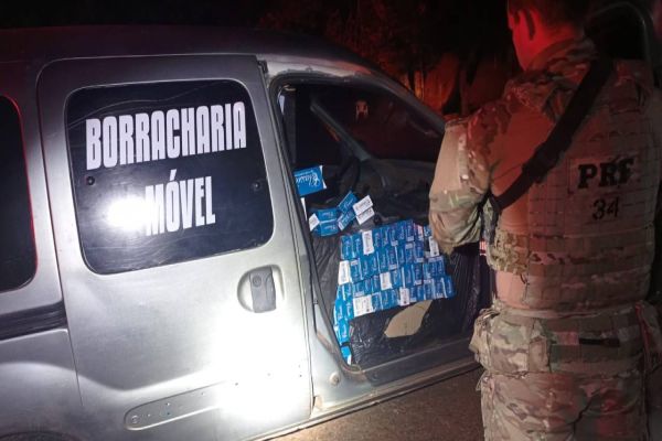 Imagem referente a notícia: PRF Cascavel prende falso borracheiro transportando cigarros contrabandeados