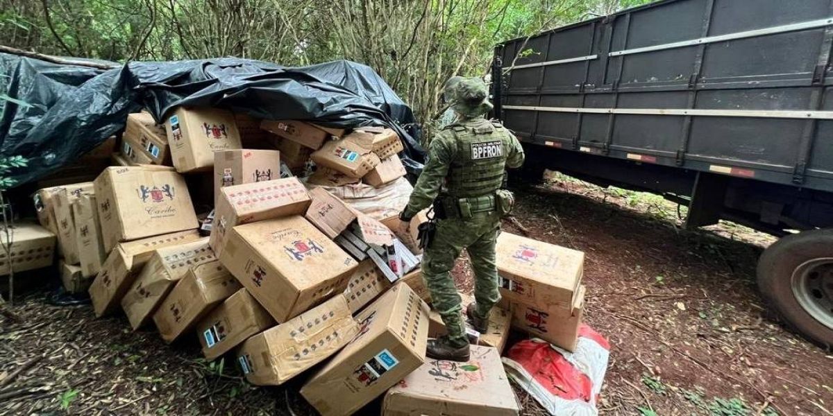 BPFRON apreende caminhão carregado com cigarros contrabandeados em Nova Santa Rosa