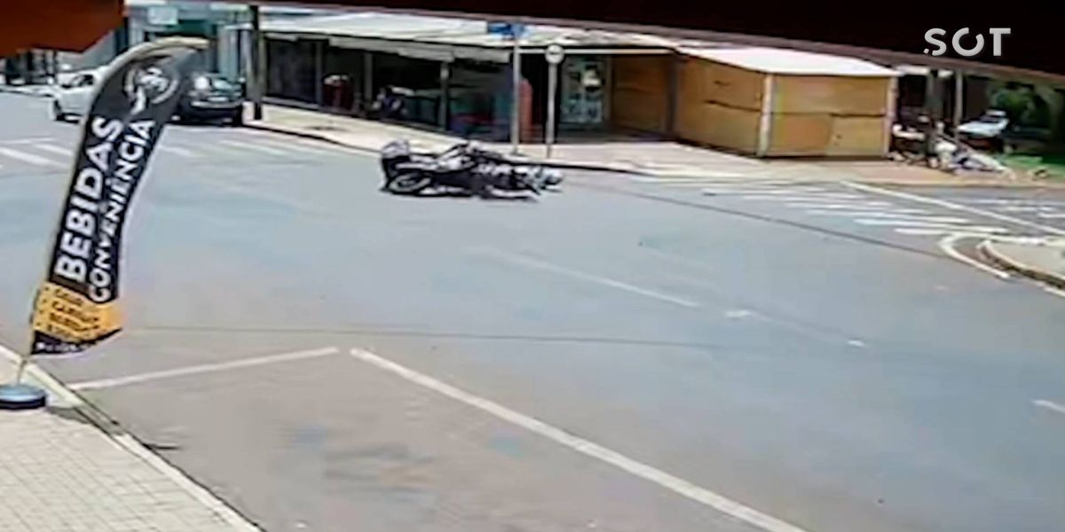 Motociclistas se envolvem em colisão na Rua Xavantes; Batida foi registrada por câmera de segurança