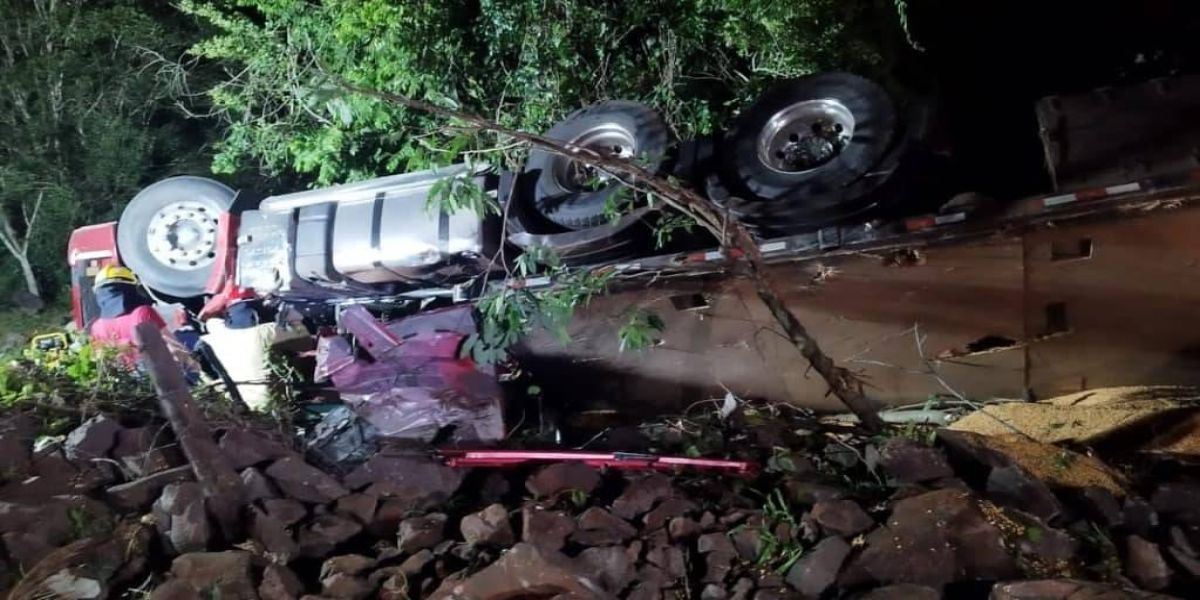 Caminhoneiro de 45 anos morre esmagado em grave acidente na BR 163 em Capanema