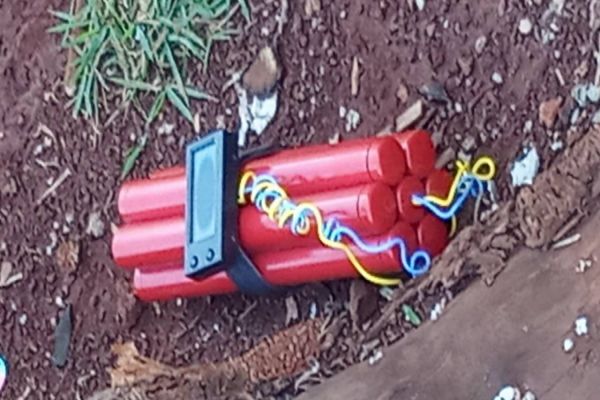 Imagem referente a notícia: Suposto artefato explosivo é encontrado no Bairro Cancelli em Cascavel
