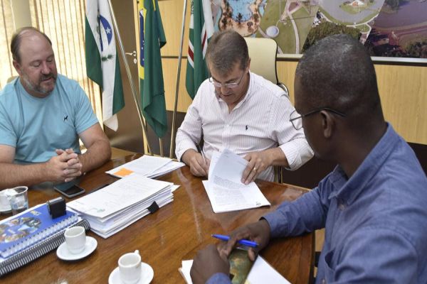 Contratos para reformar calçadas e construir campo de futebol são assinados em Toledo