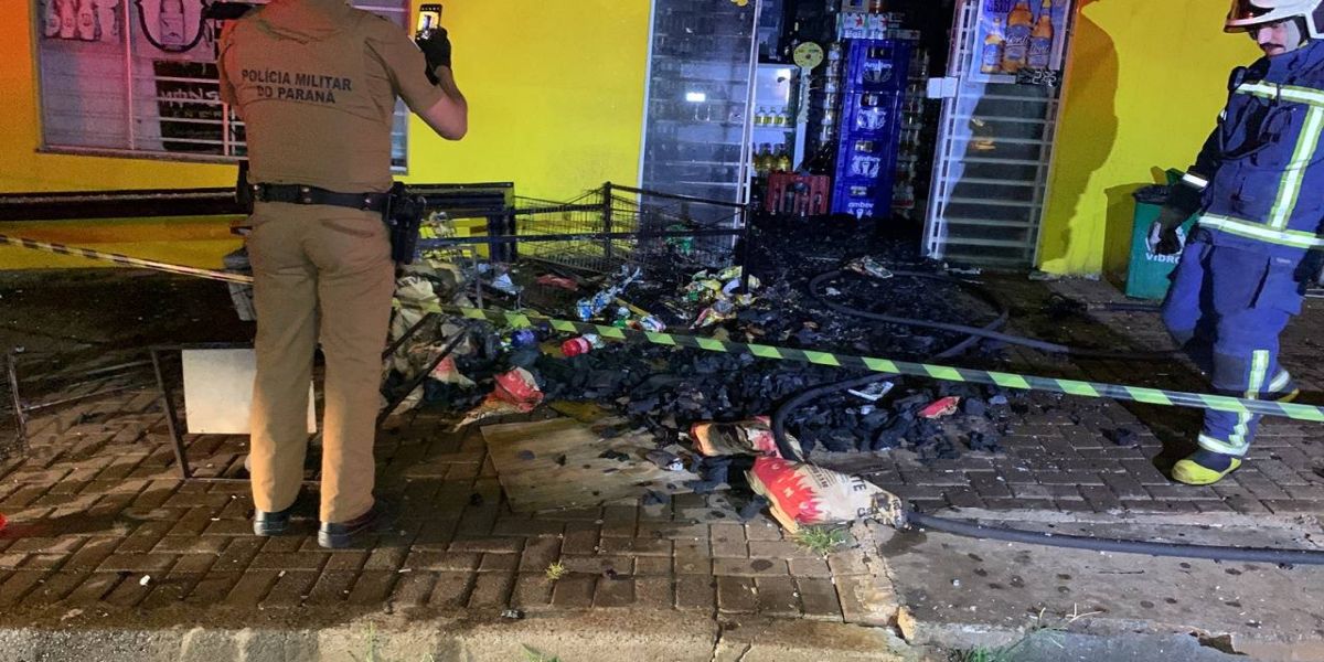 Loja de bebidas fica destruída após incêndio na Rua Europa; O caso é tratado como criminoso