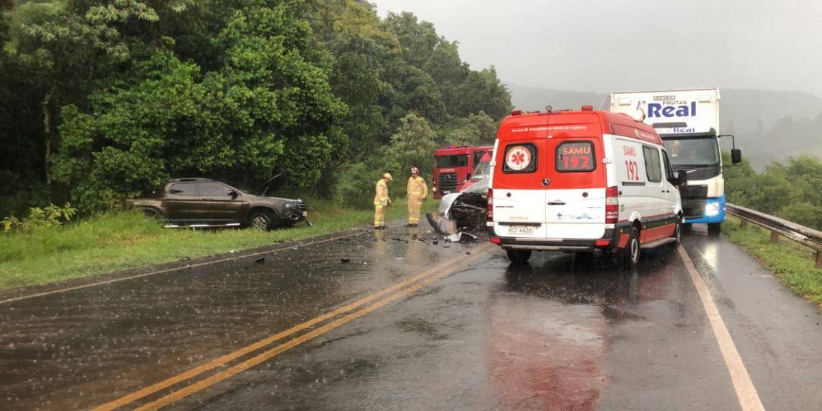 Colisão frontal deixa três feridos na PR-180 no sudoeste do Paraná