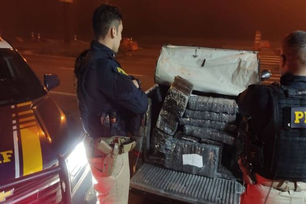 PRF apreende 375,12 quilos de maconha prensada e recupera veículo com indicativo de furto na BR-277