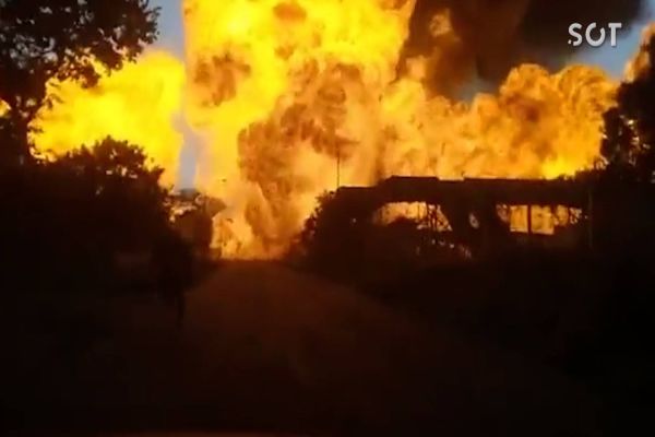 Imagens fortes: Indústria petroquímica explode e pessoas são queimadas vivas; Veja vídeos