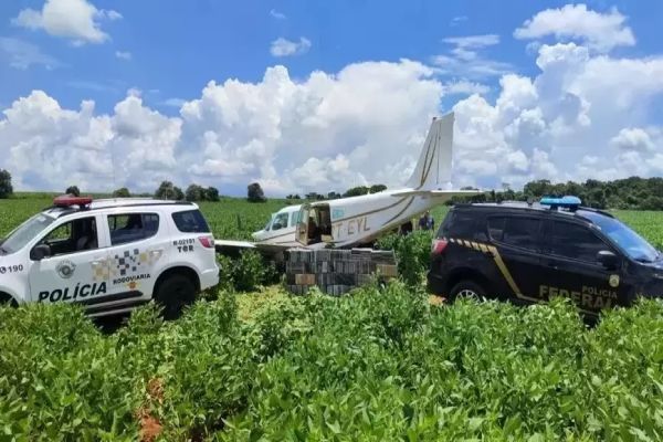 Avião faz pouso forçado em área rural ao ser interceptado pela FAB, com 500 kg de cocaína