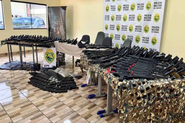 Imagem referente a notícia: Armamento de Guerra: Operação da PM apreende 160 armas, o maior volume da história da corporação