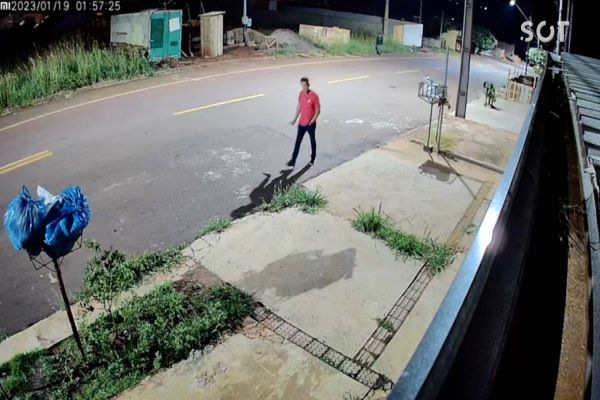 Imagem referente a notícia: Vídeo mostra suspeito perseguindo vítima de homicídio no Riviera