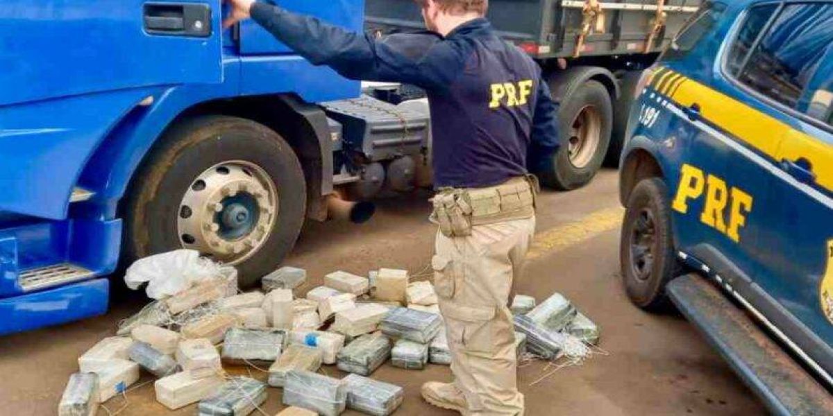 PRF apreende no RS quase 130 quilos de cocaína em fundo falso na cabine de caminhão de Cascavel