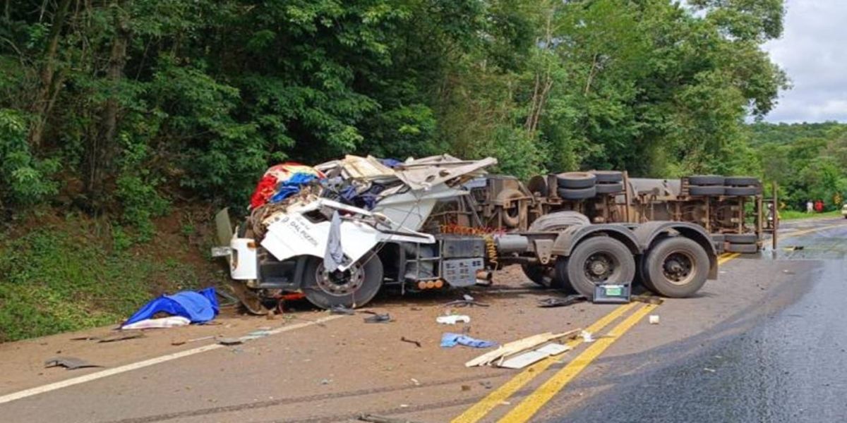 Motorista morre após caminhão carregado com óleo vegetal tombar na BR-277