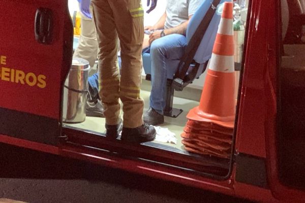 Imagem referente a notícia: Motociclista sofre escoriações na perna direita após colisão no Jardim Alvorada