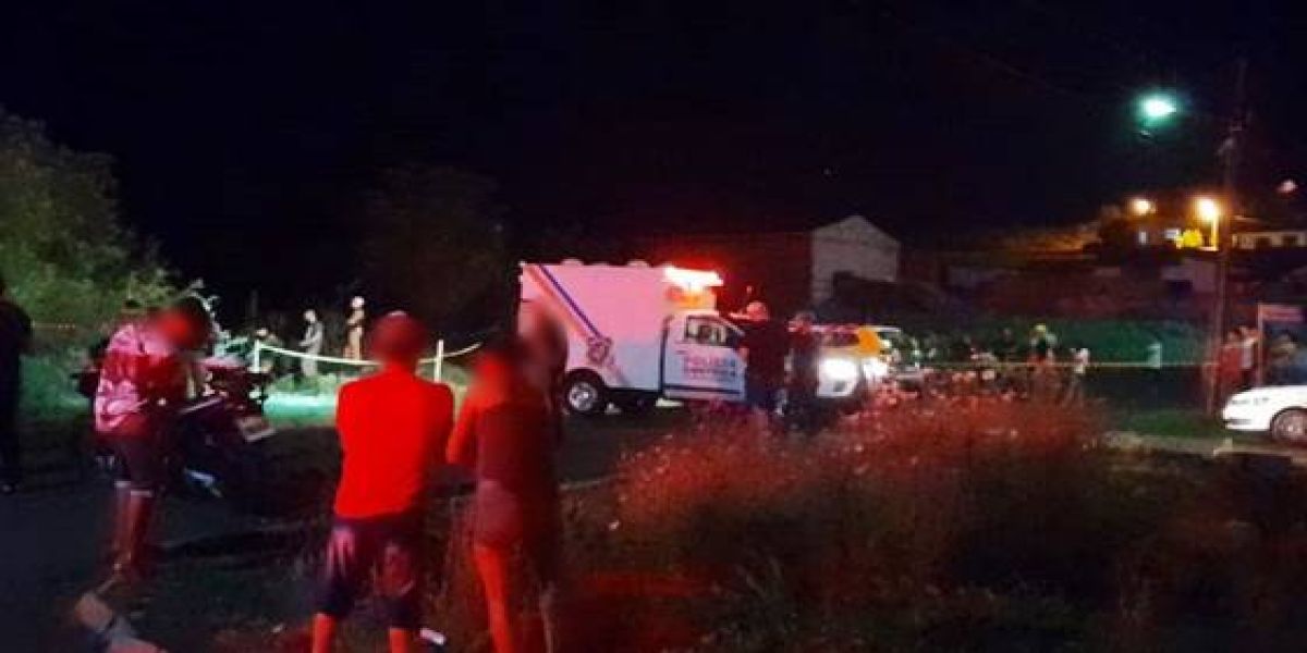 Suspeito de assalto em fuga morre após colidir moto com árvore