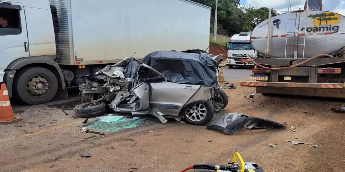Idoso morre após carro bater de frente com caminhão na BR-277, em Guarapuava