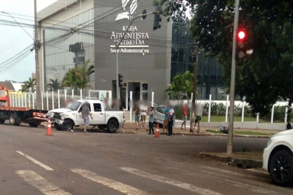 Tombamento é registrado após forte colisão na região central de Cascavel