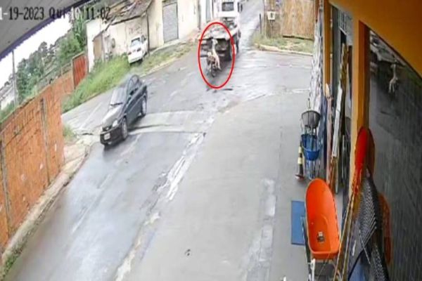 Imagem referente a notícia: Motorista de guincho dá ré, passa por cima de moto e mata menor; vídeo