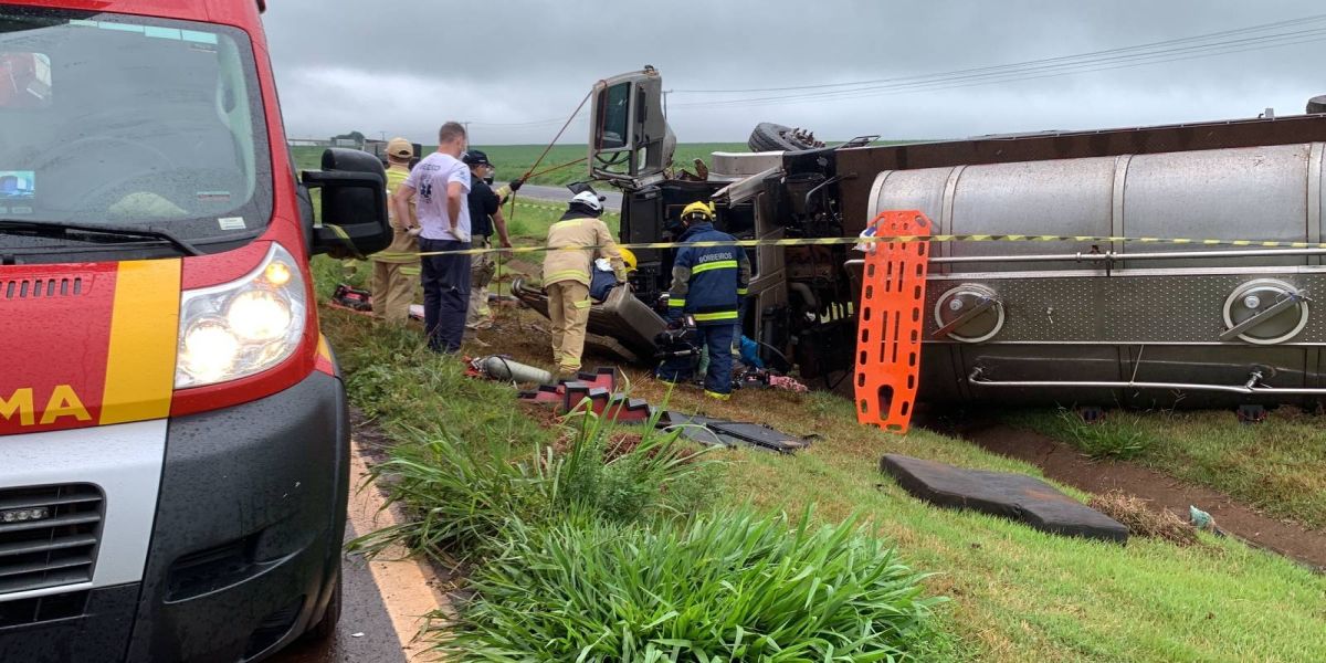 Tombamento de caminhão deixa vítima encarcerada na BR-467, em Cascavel