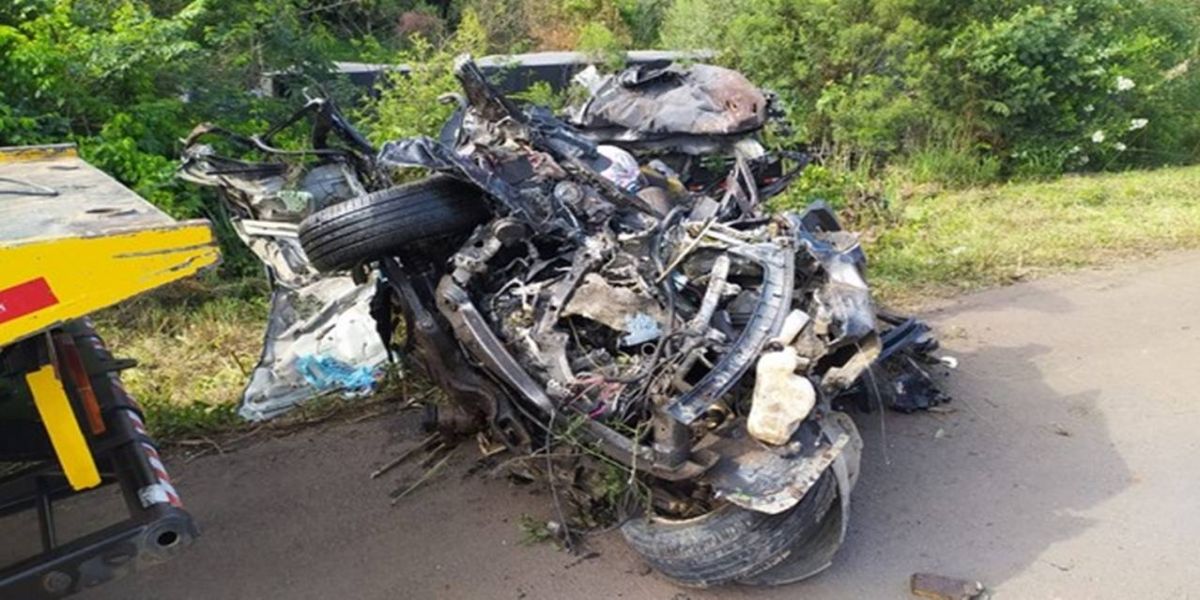 Carro é esmagado por carreta e quatro pessoas morrem na BR-470