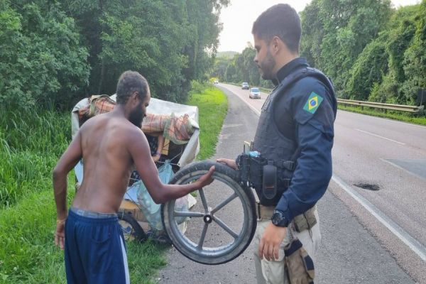 "Pequenos gestos fazem grandes diferenças": PRF presta auxílio a um casal de andarilhos na BR-277