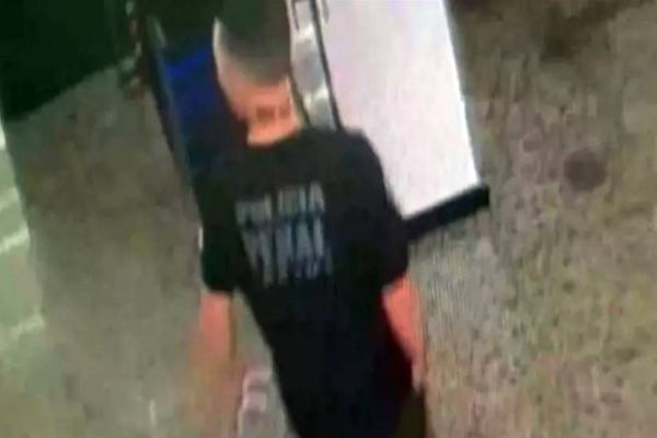 Homem finge ser policial para furtar celular de mulher afirmando que objeto passaria por perícia