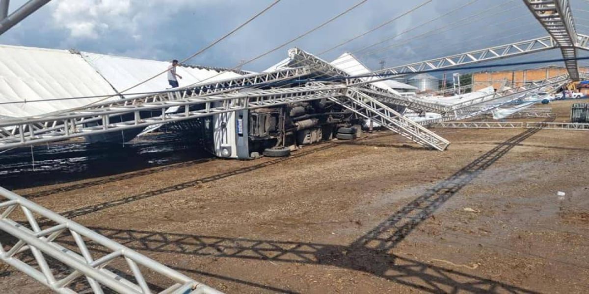Vendaval derruba estrutura que estava sendo montada para a Festa do Milho em Balsa Nova