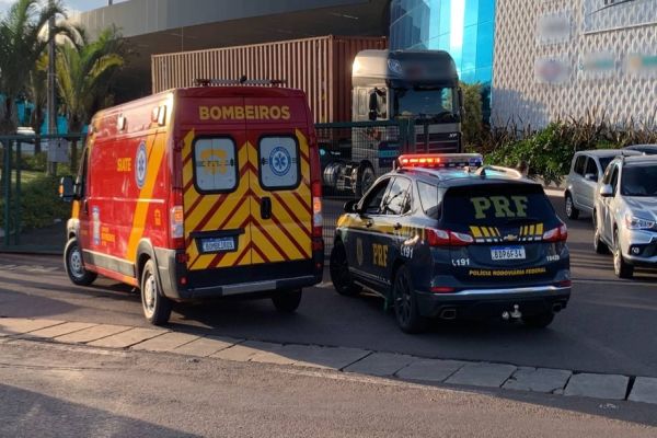 Homem de 21 anos sofre escoriações após colisão na marginal da BR-277 em Cascavel