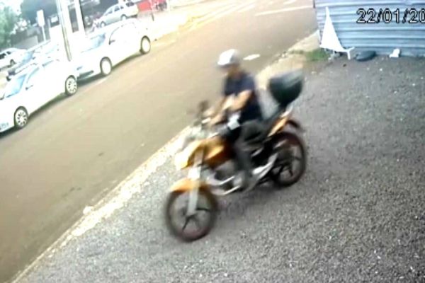Imagem referente a notícia: Motocicleta Honda Titan 150 é furtada em frente a UPA Brasília