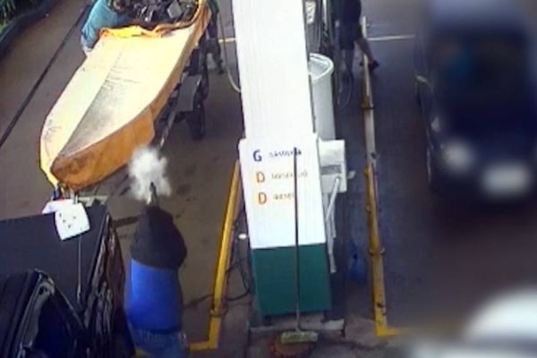 Imagem referente a notícia: Homem é executado em posto de combustíveis com tiros de escopeta calibre 12 no PR