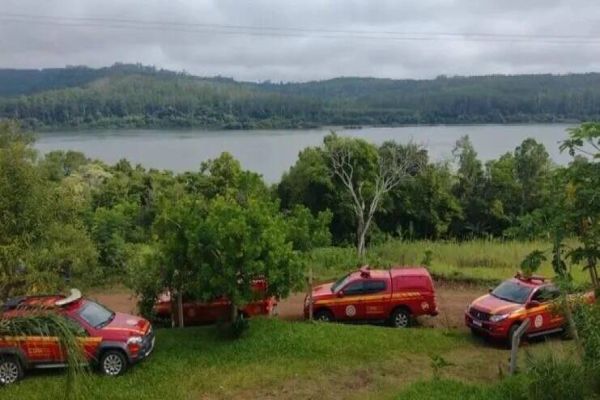 Embarcação vira entre Argentina e Brasil durante tempestade e três morrem