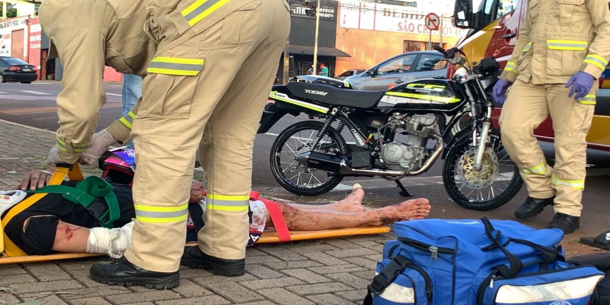 Motociclista sofre laceração no braço após colisão de trânsito na Avenida Brasil