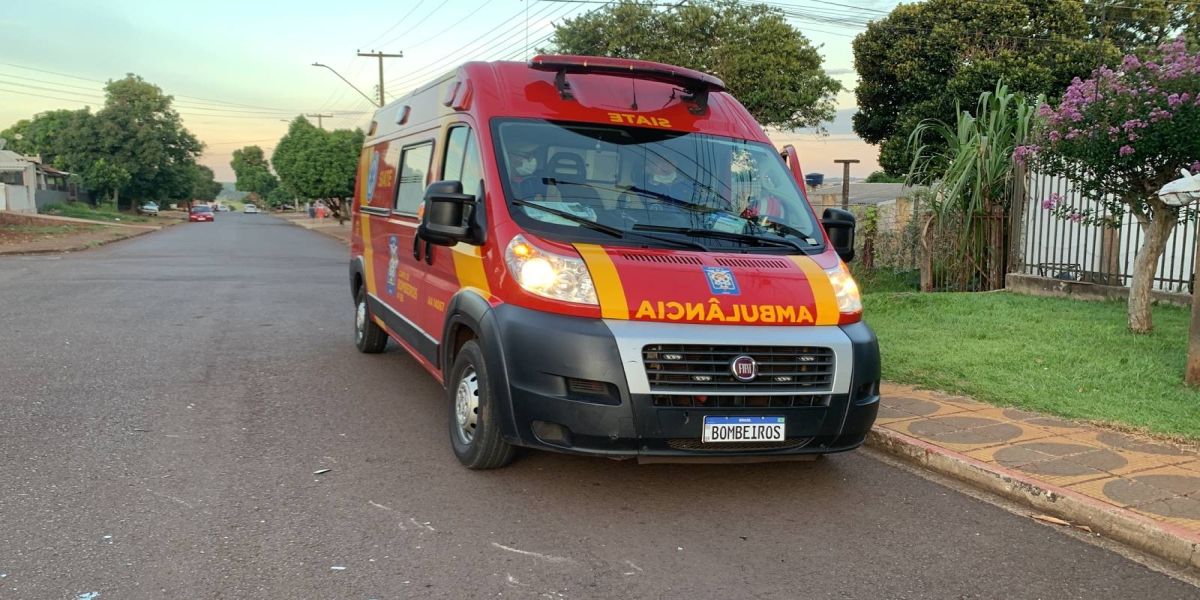 Motociclista de 37 anos sofre contusões em perna e punho após colisão no Bairro Interlagos