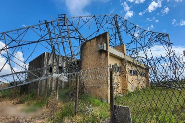 Imagem referente a notícia: Torre de comunicações em Itaiacoca é serrada e vai ao chão