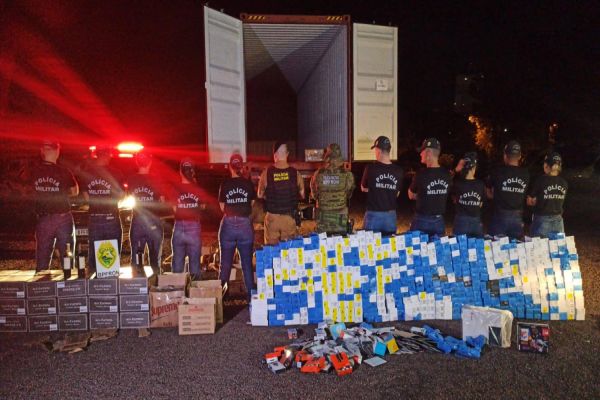 Imagem referente a notícia: PM e PRF apreendem caminhão carregado com 980 celulares e 419 garrafas de bebidas em Cascavel