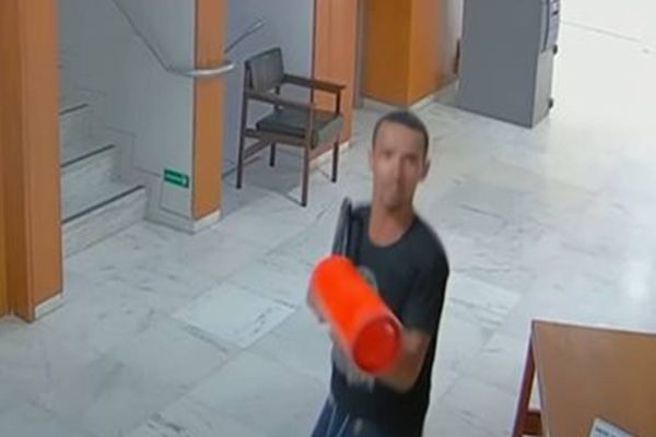 PF prende homem filmado ao destruir relógio no Palácio do Planalto