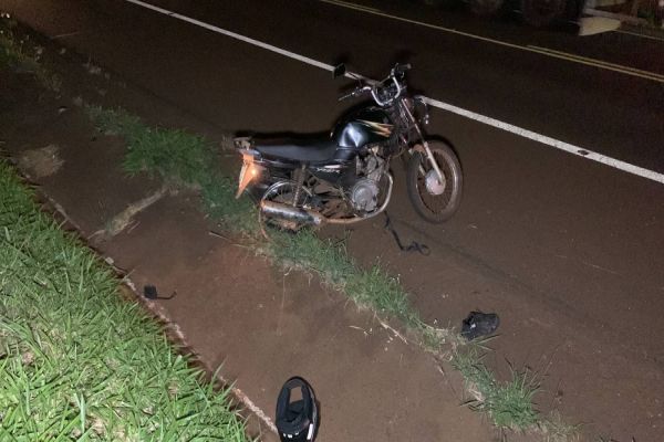 Imagem referente a notícia: Pneu de moto estoura e ocupantes caem de veículo na rodovia BR-369, em Cascavel